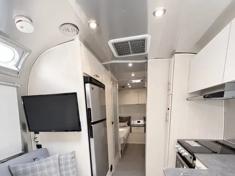 2024 Airstream Flying Cloud 25FB — photo 2