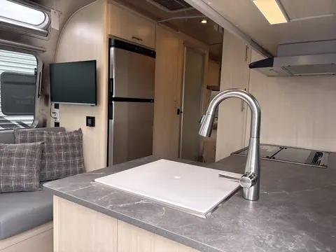 2025 Airstream Flying Cloud 25FB — photo 4