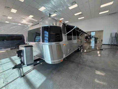 2026 Airstream Globetrotter 30RBQ — photo 2