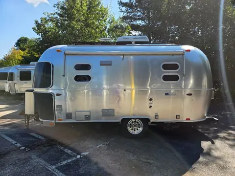 2018 Airstream Tommy Bahama 19CB — photo 3