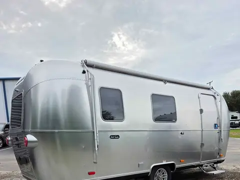 2027 Airstream World Traveler 22RB — photo 2