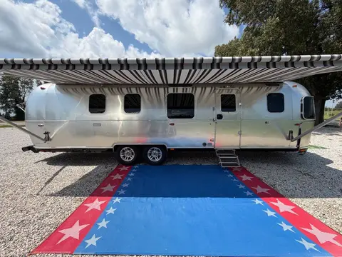 2025 Airstream Classic 33FB — photo 3