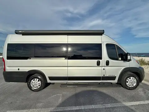 2023 Airstream Rangeline — photo 1