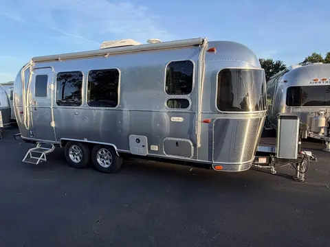 2022 Airstream Flying Cloud 23FBQ — photo 1