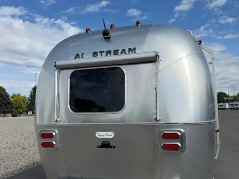 2025 Airstream Flying Cloud 23FB — photo 4