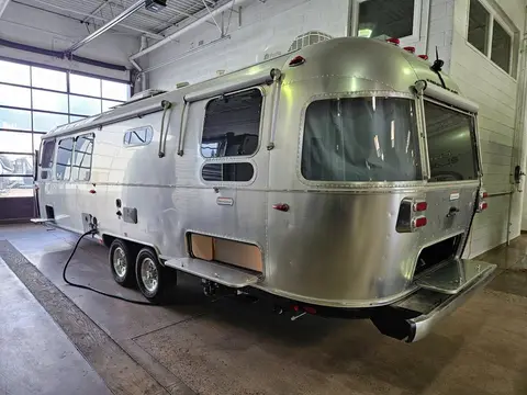 2025 Airstream International 30RBT — photo 3