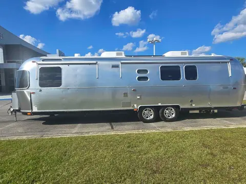 2026 Airstream Classic 33FB — photo 3