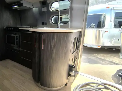 2018 Airstream International Signature 27FB; — photo 2