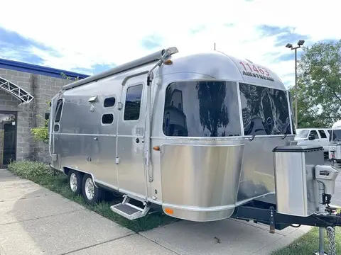 2017 Airstream Flying Cloud 23D — photo 1