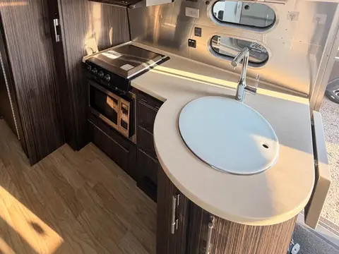 2018 Airstream International Signature 25FBQ — photo 5