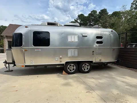 2017 Airstream International Signature 23FQ CCD — photo 2