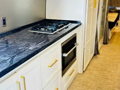 2024 Airstream Classic 30 RBT — photo 2