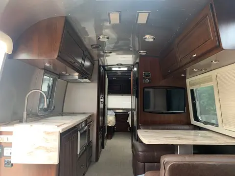 2016 Airstream Classic — photo 2