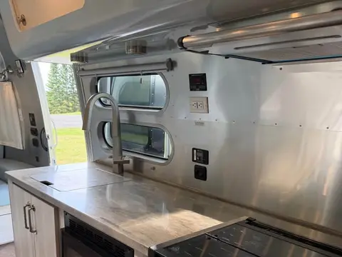 2023 Airstream International 30RB “Coastal Cove” 30 ft — photo 4