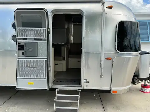 2022 Airstream Flying Cloud 30’ RB; 30 ft — photo 4