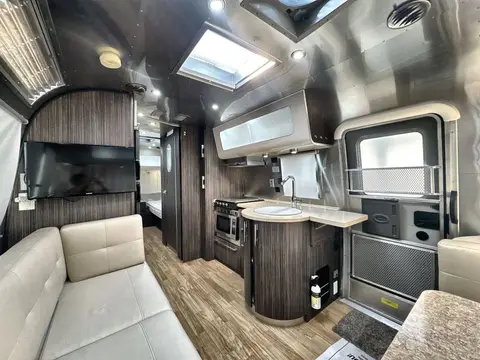 2018 Airstream International Signature 25FB Twin — photo 3