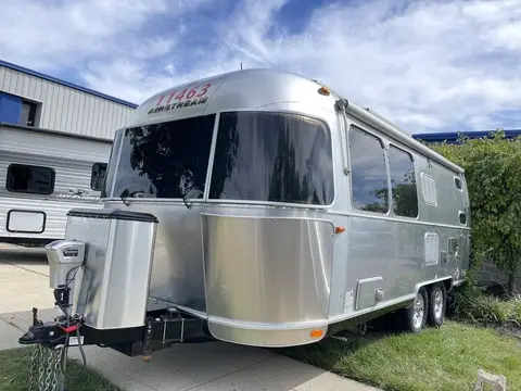 2017 Airstream Flying Cloud 23D — photo 2