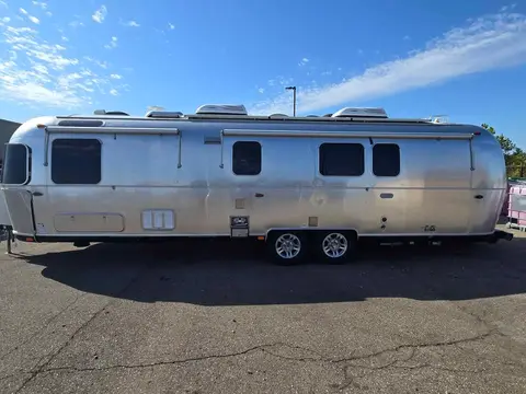 2021 Airstream Classic 33FBT — photo 3