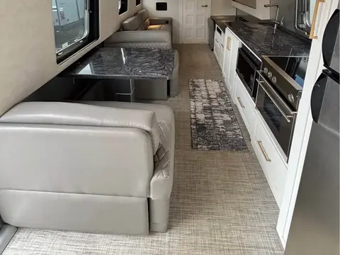 2020 Airstream Classic 33FB Queen — photo 3
