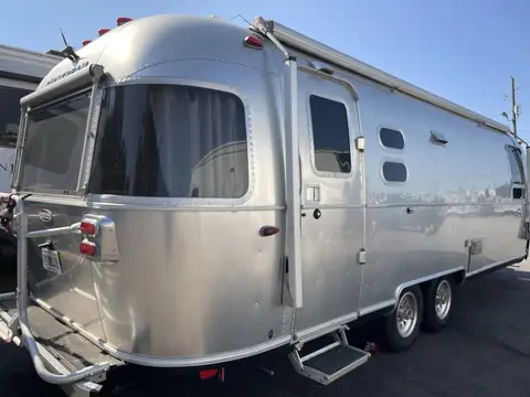 2017 Airstream International Serenity 27FB — photo 2
