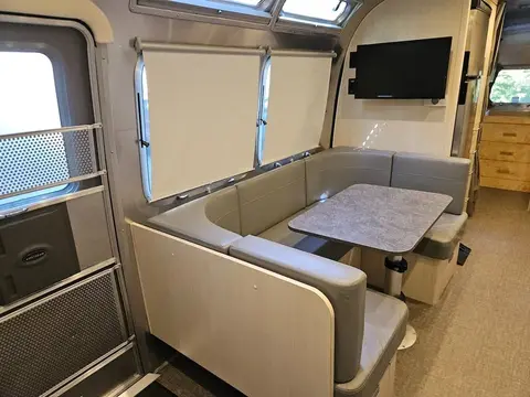 2023 Airstream Flying Cloud 30FB bunk queen — photo 4