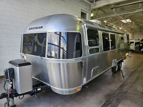 2025 Airstream International 30RBT — photo 2