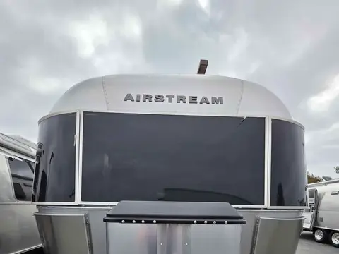 2022 Airstream Classic 30 RBQ — photo 2