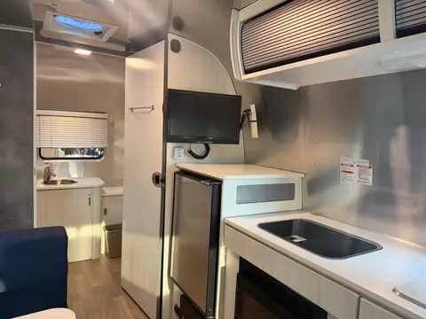 2021 Airstream Bambi 22FB — photo 5